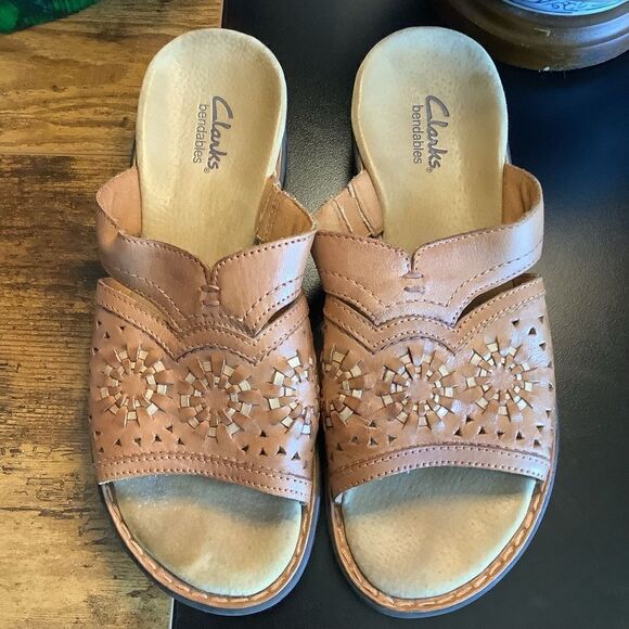 Clarks Bendable Leather Sandals - Picture 3 of 6